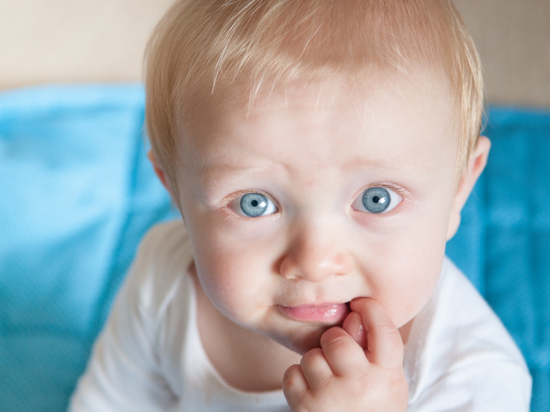 Bambino con pisellino chiuso